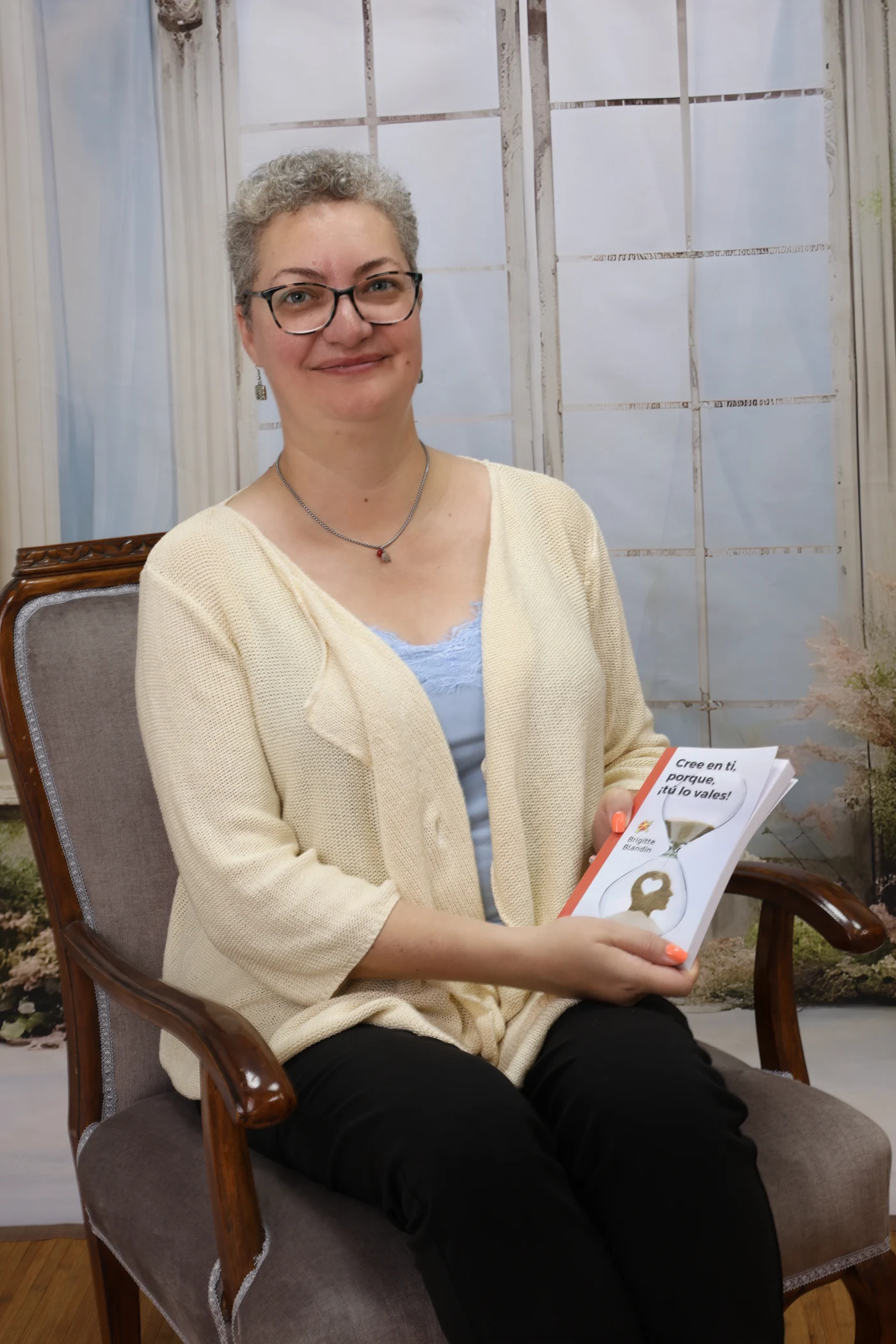 Brigitte Blandin con su libro Cree en ti