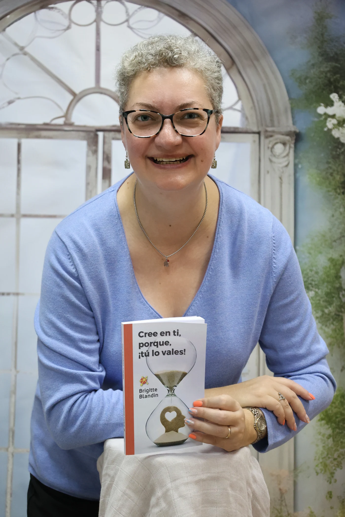 Brigitte Blandin sonriendo, con su libro