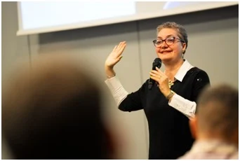 Brigitte Blandin impartiendo una formación